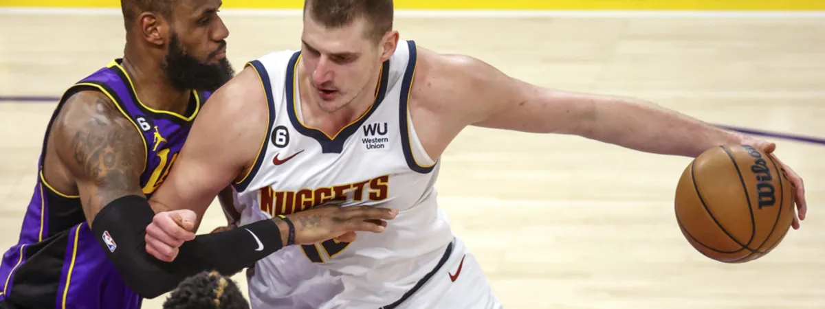 NBA史上第一人 柯里命中4千记三分球.